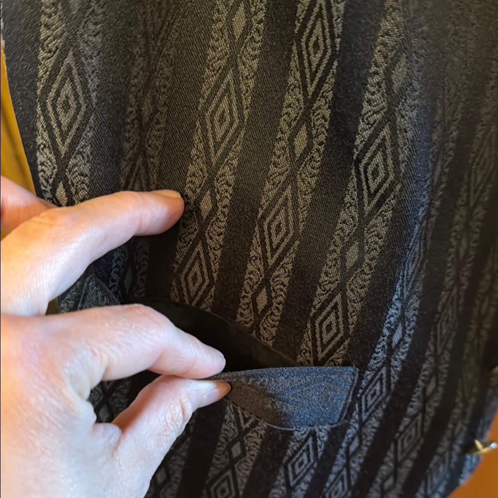 Elegant Black and Gray Vest - Picture 3 of 6